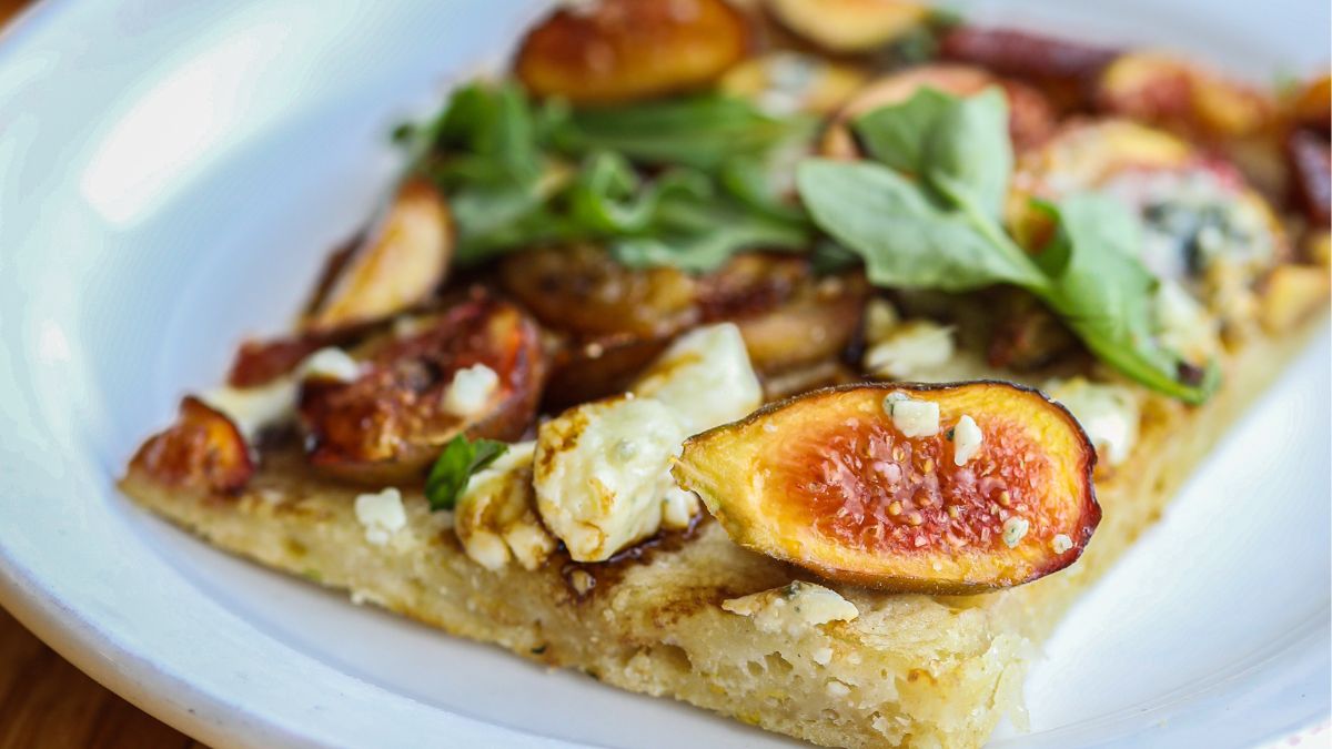 Tarta z figami, kozim serem i rukolą