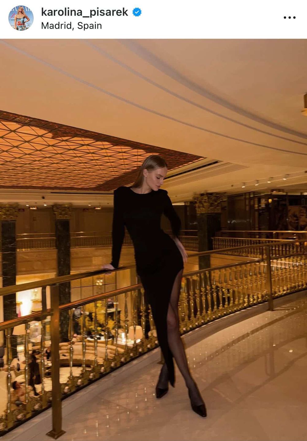 Karolina Pisarek w dopasowanej sukni maxi