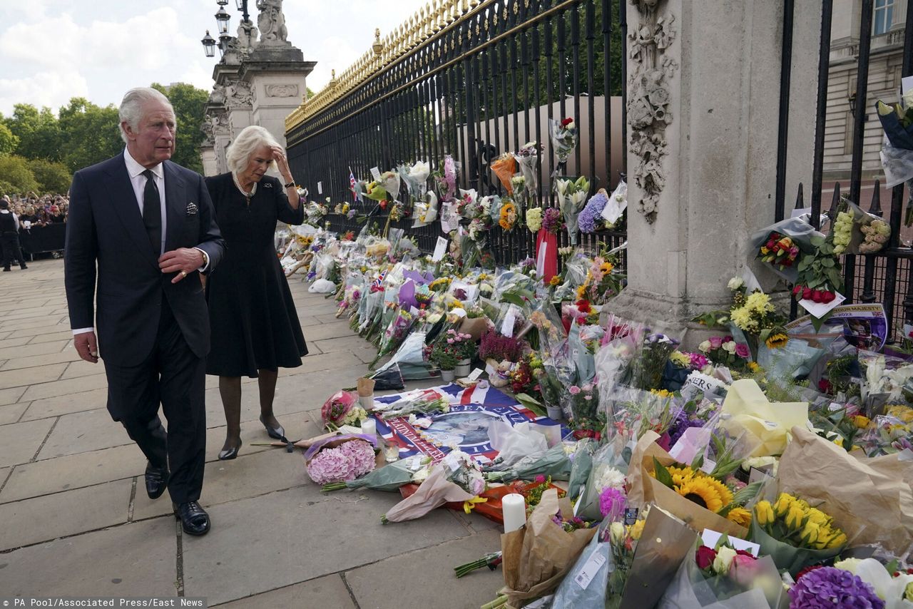 Ludzie zostawiają kwiaty po śmierci królowej Elżbiety II