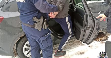 Wałbrzych. Pościg za dilerem narkotyków. Zakończony w zaspie śniegu