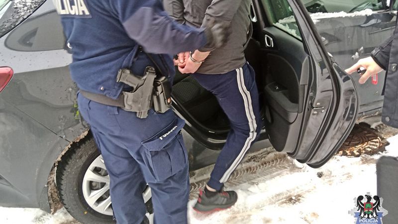 Wałbrzych. Pościg za dilerem narkotyków. Zakończony w zaspie śniegu