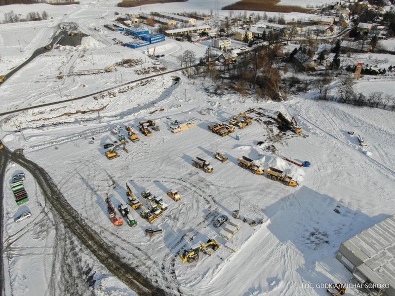 Bolków. Sroga zima nie przeszkadza, prace budowlane na S3 trwają. Powstanie gigantyczny tunel w skale