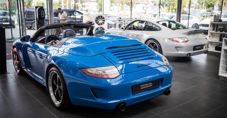 Gratka dla miłośników Porsche. Para wyjątkowych 911 prezentowana w Warszawie