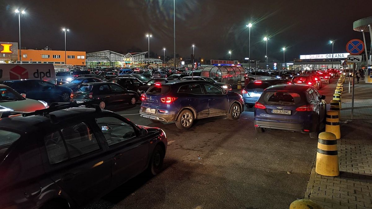 Kolejki aut oczekujących na wyjazd w parkingu Kaufland przy ul. Orkana