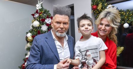 Nieruchoma, kamienna twarz Rutkowskiego. Ale co innego przykuwa uwagę