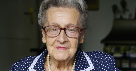 "Do śmierci ci tego nie wybaczę". Matka wywiozła ją z Warszawy tuż przed Powstaniem [FRAGMENT KSIĄŻKI]