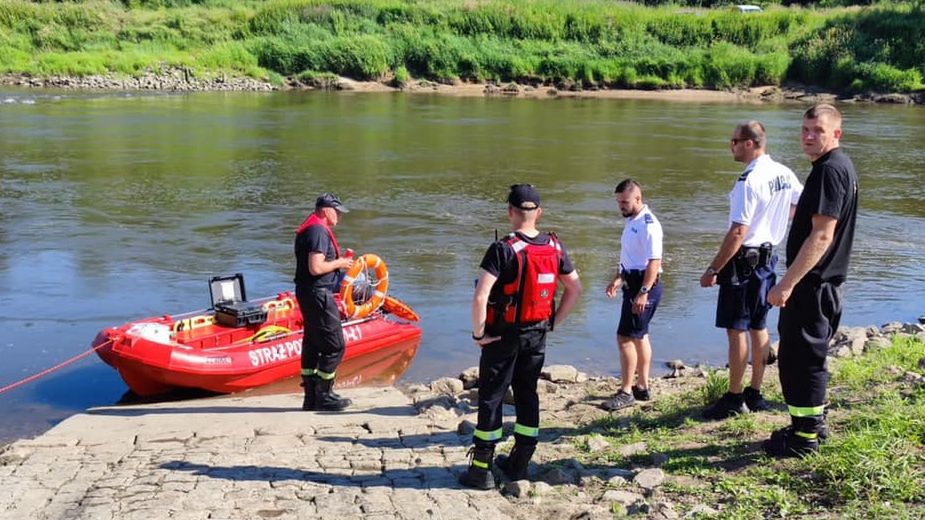 straż akcja poszukiwawcza woda wopr strażacy rzeka straż pożarna 