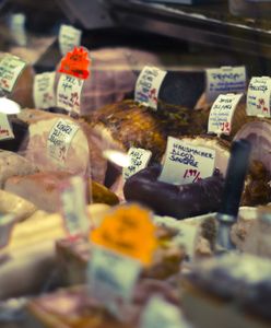 GIS ostrzega przed mięsem z Biedronki oraz mieszanką studencką z Żabki