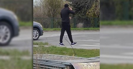 Podejrzany mężczyzna pod Biedronką w Lublinie. „Szarpał za klamki samochodów”