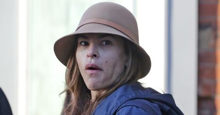 Dawno niewidziana Eva Mendes spaceruje z córkami po Londynie (ZDJĘCIA)