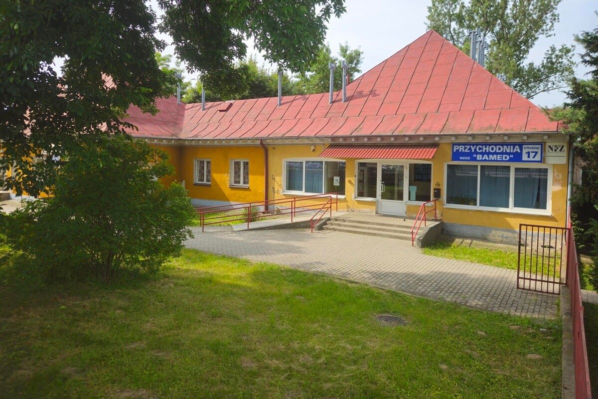 Przez 8 lat ten budynek służył policjantom, obecnie działają w nim przychodnie. Miasto przymierza się do jego sprzedaży (zdjęcia)