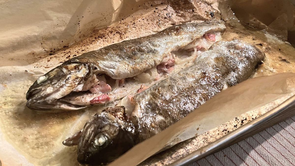 Pstrąg pieczony z boczkiem wychodzi soczysty i pełen smaku