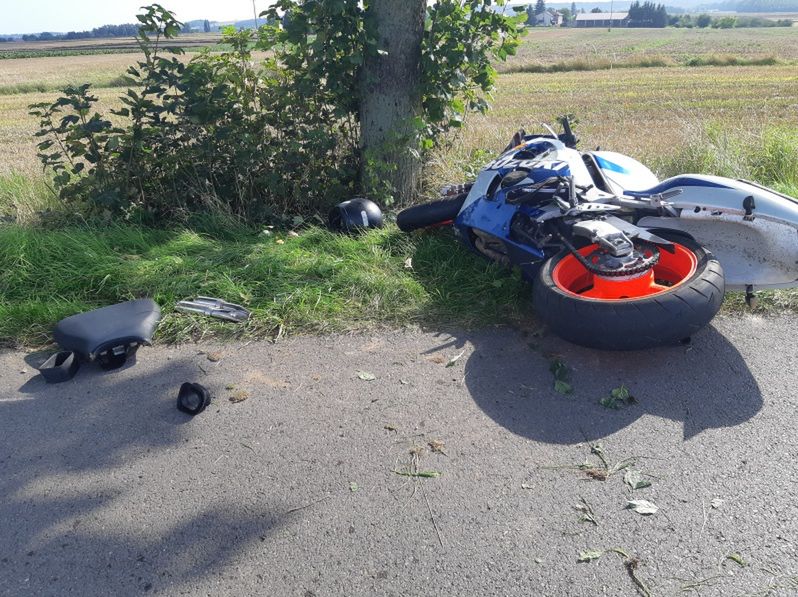 Groźny wypadek z udziałem motocyklisty w powiecie opatowskim. W wypadku brał udział mieszkaniec Ostrowca Św. [Foto]