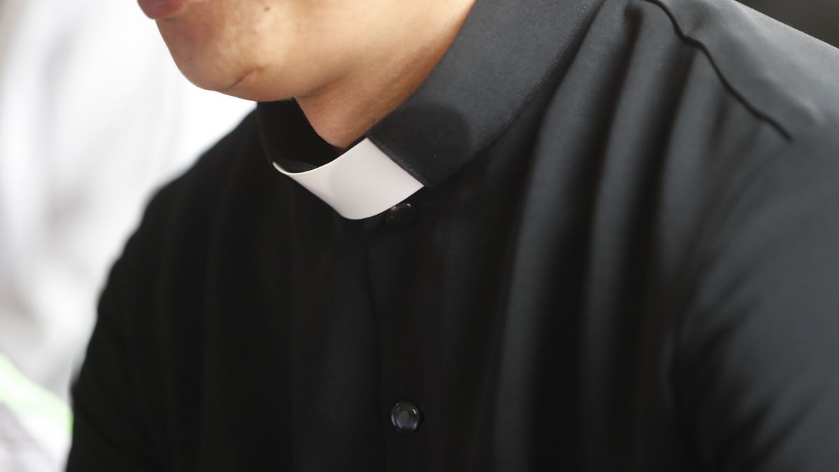 Priest wearing clerical shirt with a tab collar. Vietnam.
Priest wearing clerical shirt with a tab collar. Vietnam. (Photo by: Godong/Universal Images Group via Getty Images)
Godong
asie, asie-du-sud-est, interieur, avec personnage, homme, adulte, 1 personne, gros plan, detail, catholique, catholicisme, religieux, eglise, eglise catholique romaine, spiritualite, christianisme, religieuse, chretien, pretre, cure, col, romain, col romain
