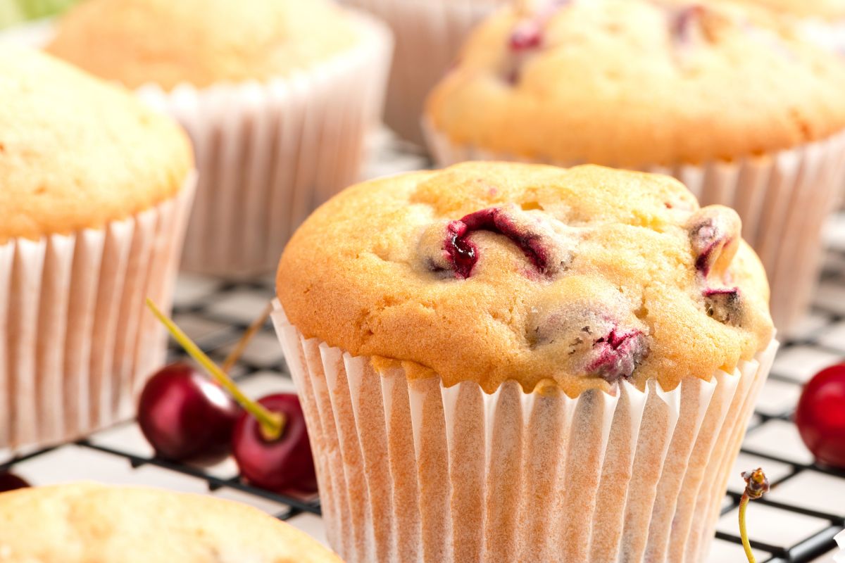 Świeże owoce zatopione w puszystym cieście. Te proste muffinki są najlepsze do kawy w ogrodzie