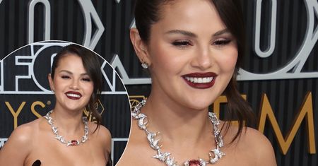 Selena Gomez na Emmy zaszalała z dekoltem. Ciemna stylizacja dodała jej lat?
