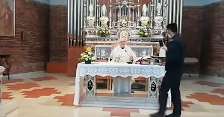 Koronawirus we Włoszech. Ksiądz odprawił mszę mimo zakazu, wszyscy uczestnicy dostali mandaty