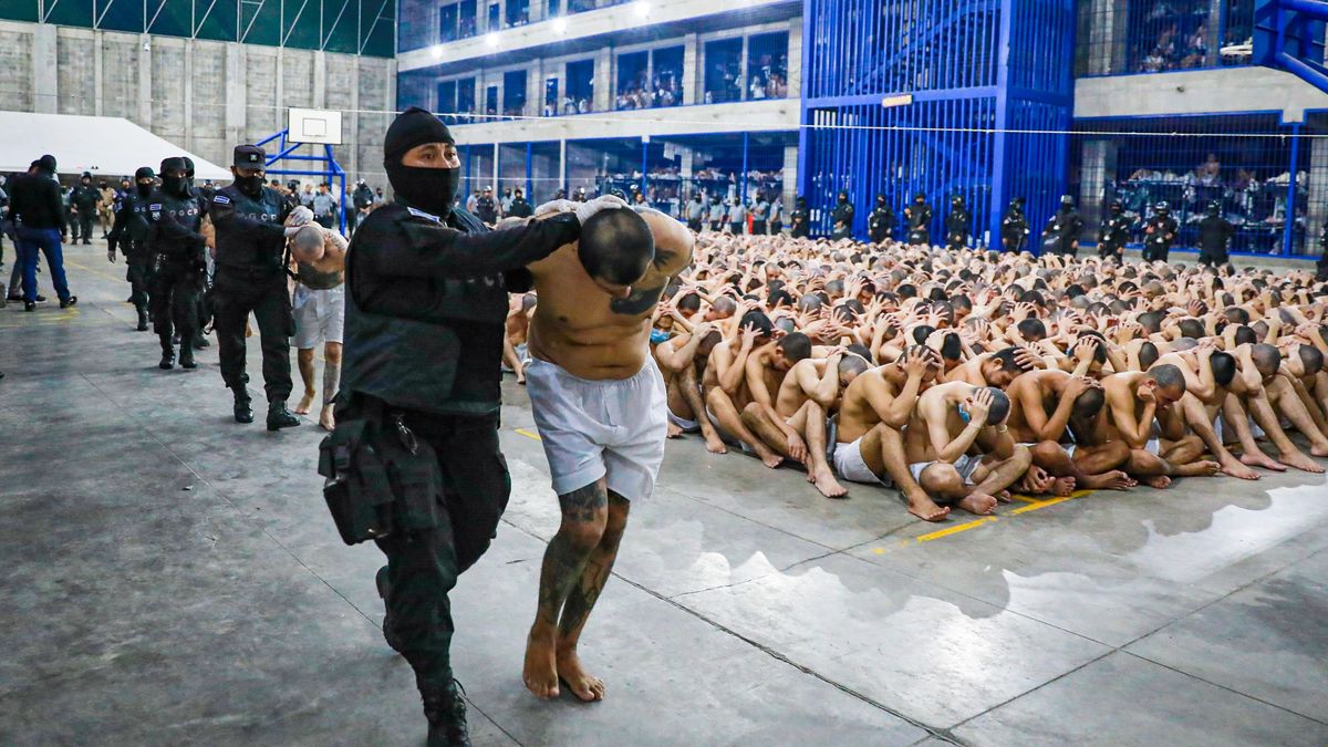 CECOT - Centrum Odosobnienia Terroryzmu w Salwadorze. Więzienie