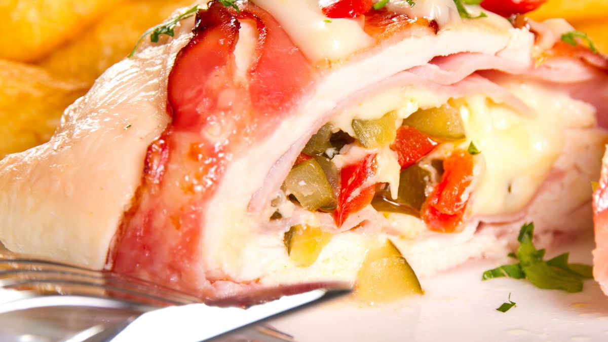 Zamiast smażyć w panierce, nakładam farsz i zwijam. Rodzina domaga się tych kotletów co niedziel