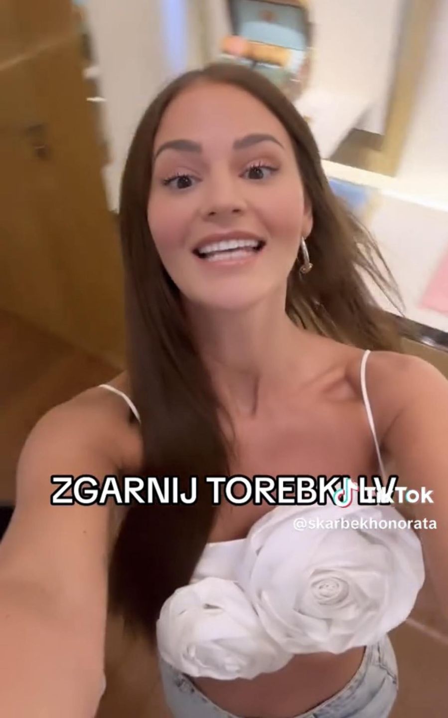 Honorata Skarbek rozdaje fanom torebki Louis Vuitton