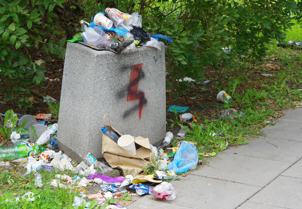 Nigdy nie wyrzucaj do kosza na ulicy. Zapłacisz wysoką karę