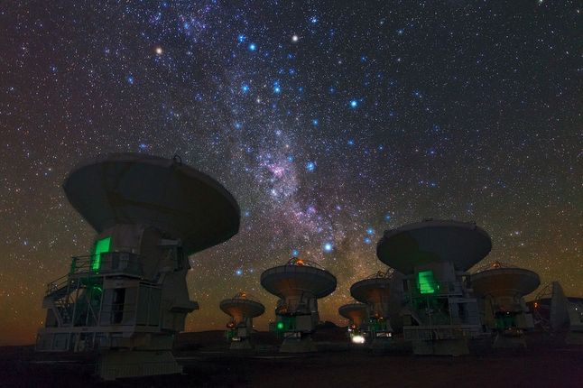 Nocne niebo nad zespołem radioteleskopów Atacama Large Millimeter Array