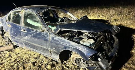 Nie dostosował prędkości do warunków drogowych – dachowanie na ul. Łowieckiej w Sannikach