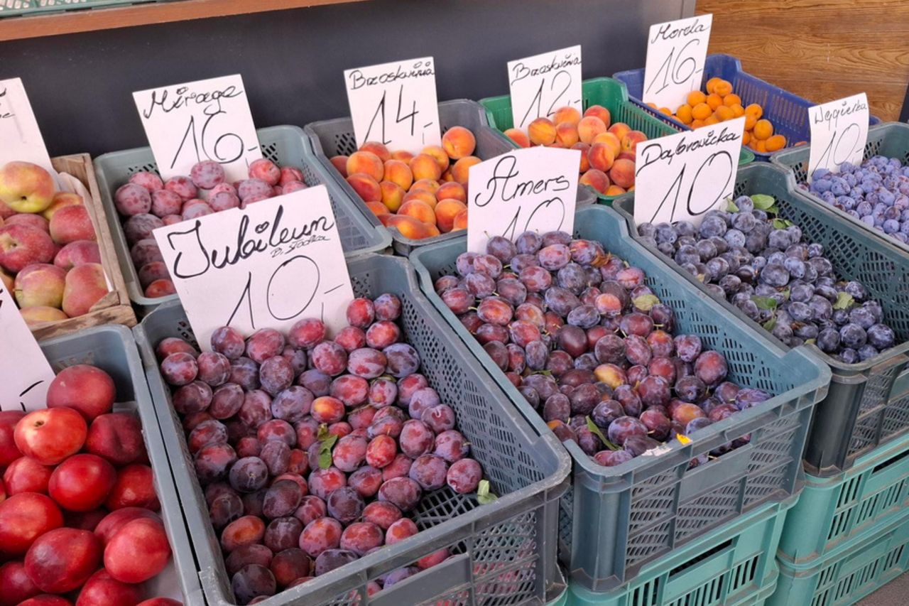 Sprzedawca na targu polecił mi te śliwki. Są słodkie, mięsiste i świetne na powidła