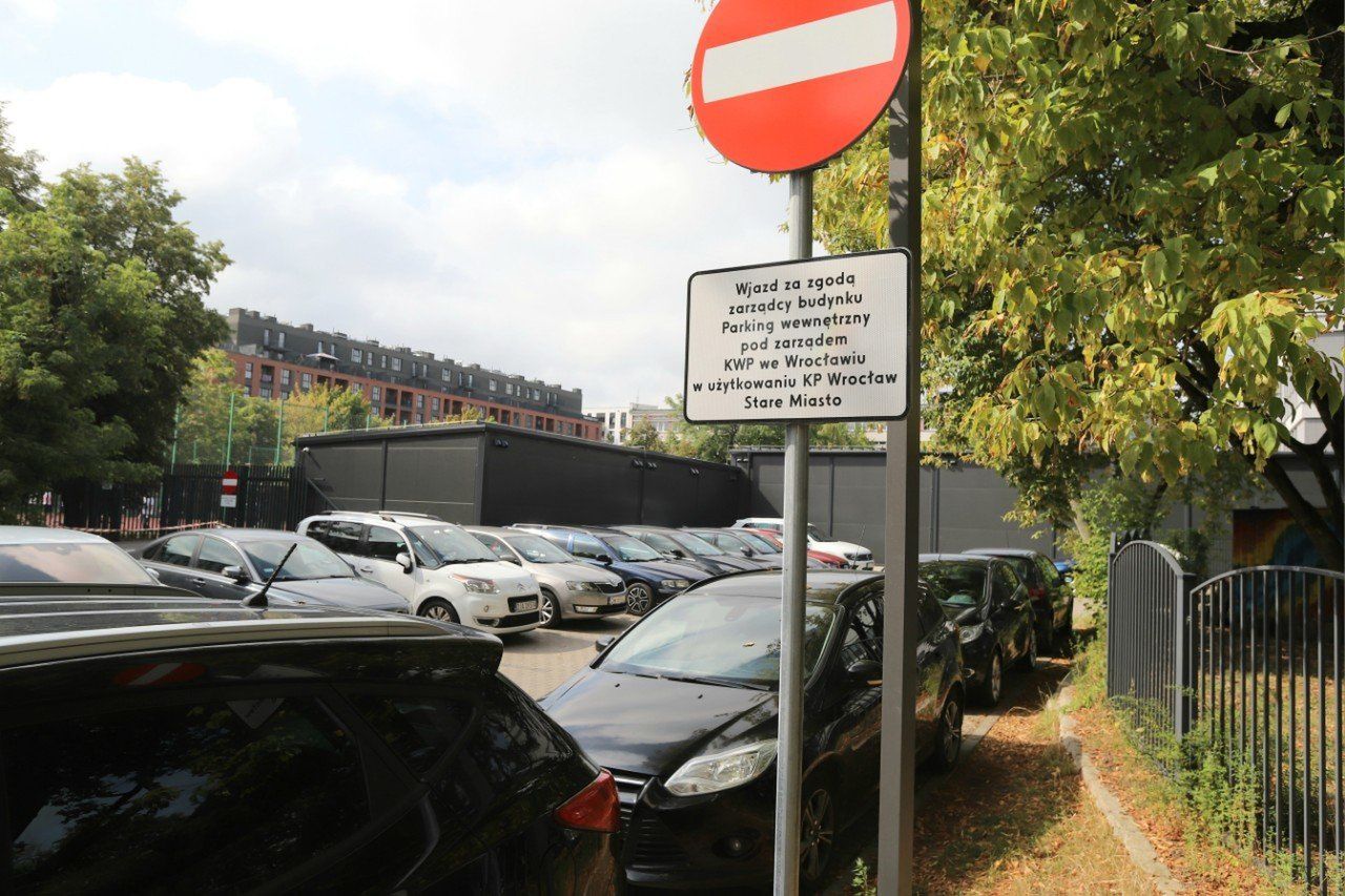Policja twierdzi, że za tym znakiem zakazu wjazdu znajdują się miejsca parkingowe dla interesantów. Nie są oni jednak zainteresowani parkowaniem. Boją się, że łamiąc przepisy dostaną mandat.