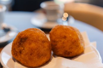 W Polsce hitem są wytrawne kulki. Na Sycylii robią na słodko z okazji dnia Świętej Łucji