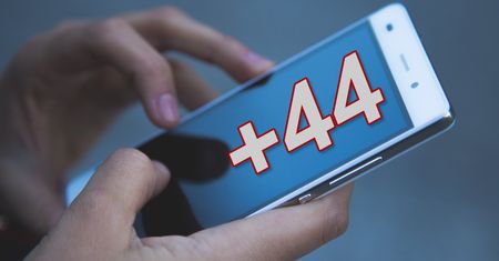 SMS z kierunkowego +44. "Proszę potwierdzić swój adres"