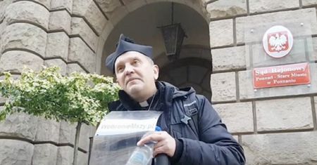 Słynny ksiądz obraża ludzi. "Zamienili skarb na łach, szmatę czy ścierwo!"