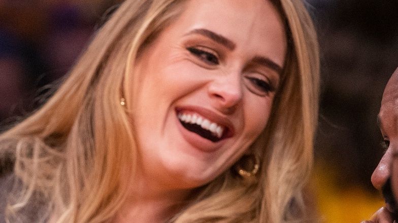 Wystrojona w skórę Adele PROMIENIEJE u boku ukochanego 