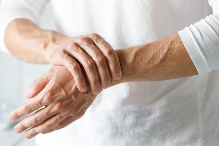 Najczęściej drętwienie lewej ręki jest przyczyną problemów z kręgosłupem, ale może być też objawem wielu chorób neurologicznych.