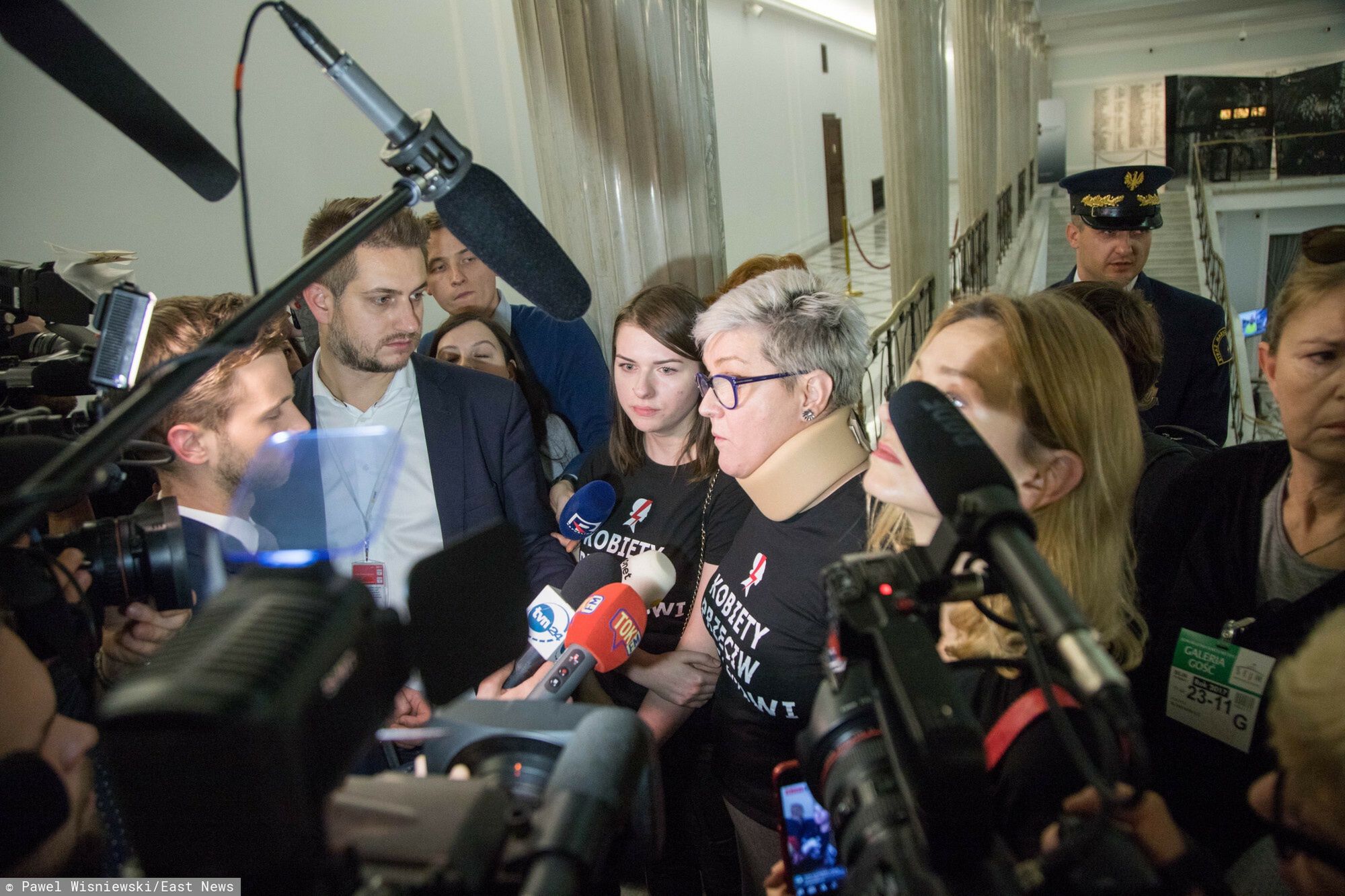 52. posiedzenie Sejmu VIII kadencjifot. Pawel Wisniewski/EAST NEWS WARSZAWA 23.11.2017 52. posiedzenie Sejmu VIII kadencji n/z Straz Marszalkowska Wyprasza z Sejmu Elzbiete Podlesna Iwone Wyszogrodzka po konferencjiPAWEL WISNIEWSKI