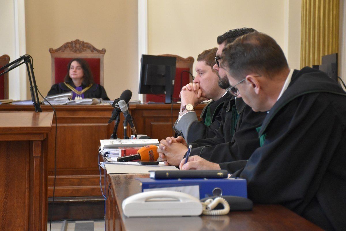 31.03.2025 r. ruszył proces w sprawie śmiertelnego pobicia przed dyskoteką we Wtórku w powiecie ostrowskim. Na ławie oskarżonych zasiadło trzech młodych mężczyzn