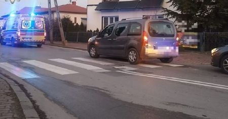 Kierowca nie zachował należytej ostrożności, potrącił pieszą, która przechodziła przez jezdnię