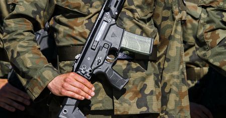Finowie w gotowości. Magazynują już broń i amunicję w Norwegii