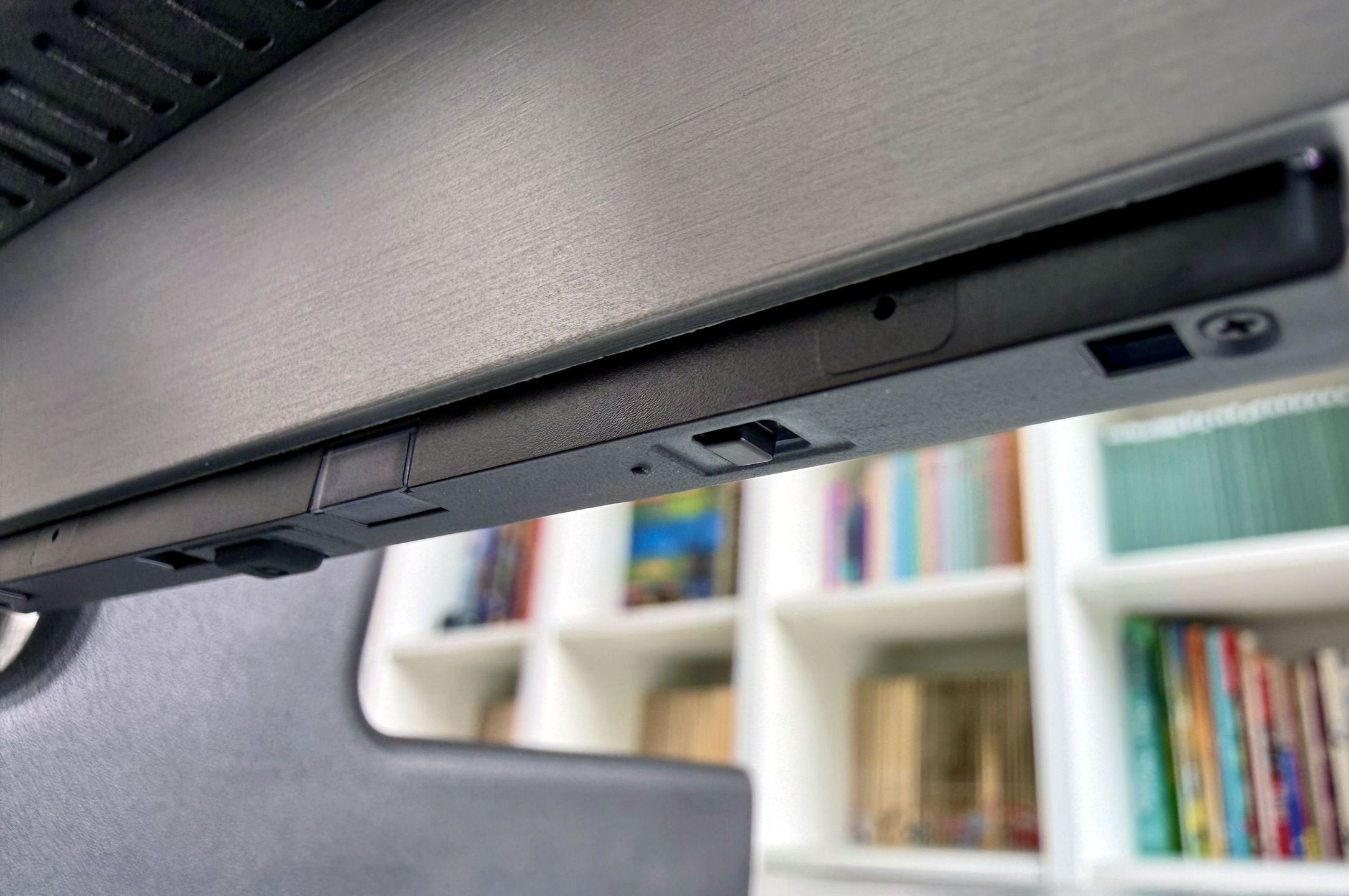 Samsung OLED S99H - przycisk zasilania i przełącznik mikrofonu