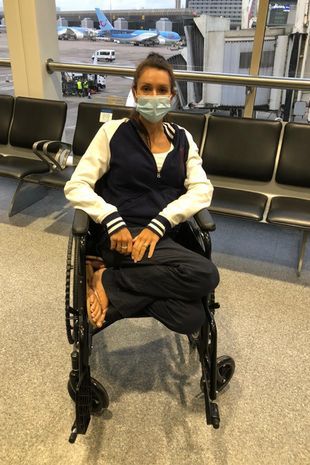 Natalie mogła siedzieć tylko na wózku z podwiniętymi nogami