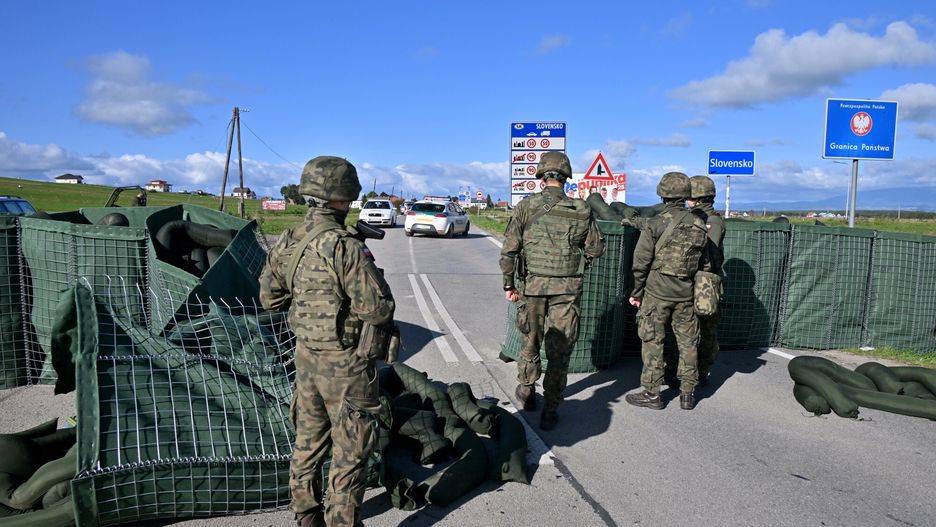 Kontrole na przej?ciach granicznych ze S?owacj?
Fot. Pawel Murzyn/East News, Chocholow (woj. malopolskie) 04.10.2023. Tymczasowo przywrocono punkty kontrolne na granicy ze Slowacja, na kierunku wjazdowym do Polski. Celem wprowadzonej kontroli granicznej jest przeciwdzla?anie nielegalnej migracji ze szlaku balkanskiego. Przy wjezdzie do Polski sluzby sprawdzaja dowod lub paszport. N/z przejscie graniczne Chocholow - Sucha Hora.
Pawel Murzyn