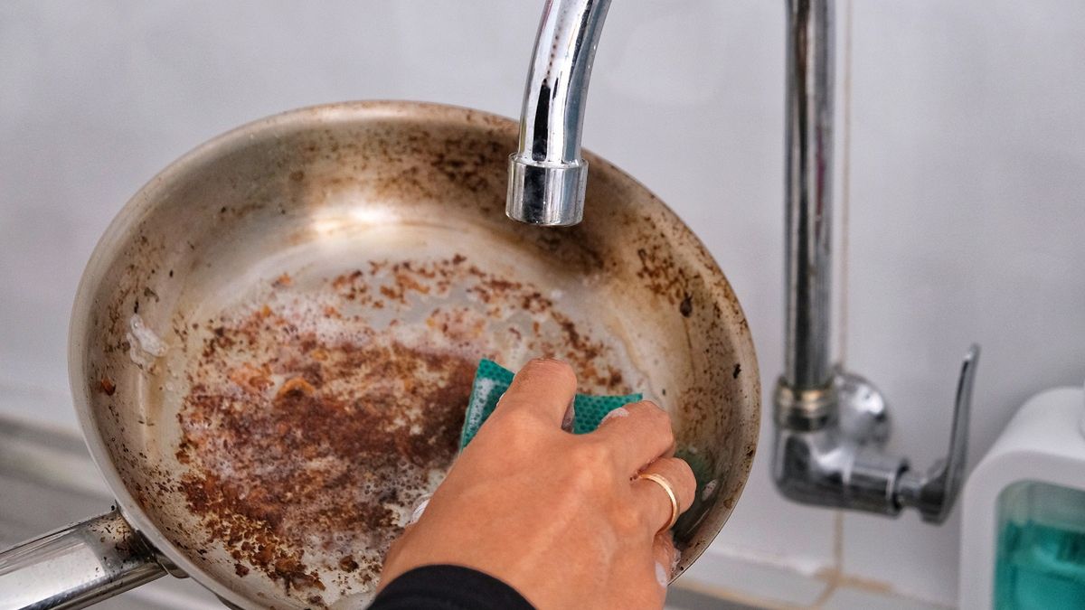 Wlej na patelnię i zagotuj. Wyżre spaleniznę jak szalony