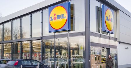 Jeansy idą w odstawkę? W mroźne dni nosimy coś cieplejszego. W Lidlu kupisz za niecałe 55 zł