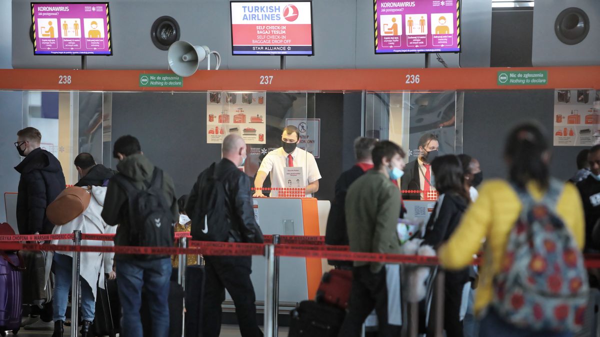 Warszawa, 02.04.2021. Pasażerowie w kolejkach w hali odlotów na Lotnisku Chopina w Warszawie, 2 bm. Są apele, żeby zostać w domu, ale niektórzy Polacy postanowili polecieć za granicę. (aldg) PAP/Leszek Szymański