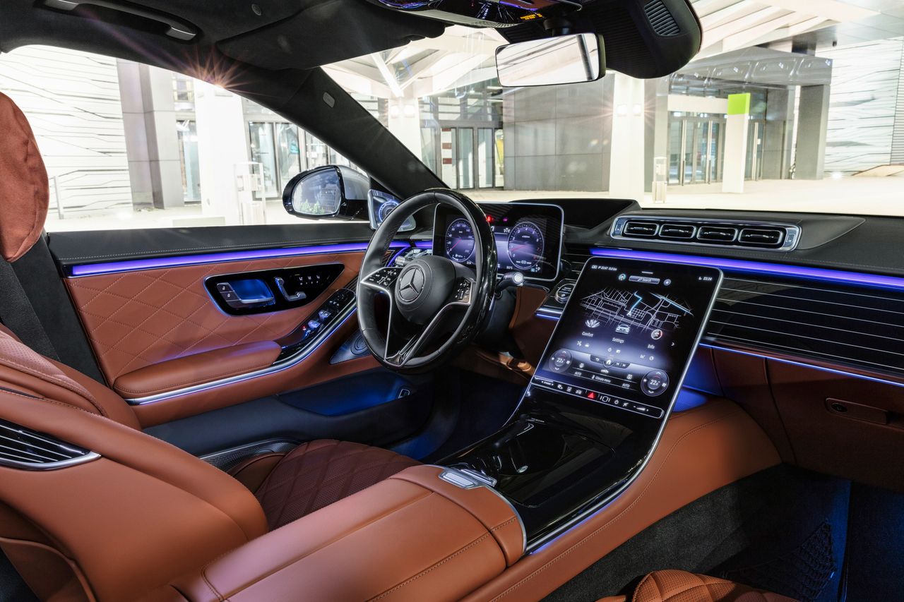 Mercedes-Benz Klasy S 2021: wielki ekran OLED, rozpoznawanie twarzy i AR z nawigacji na szybie