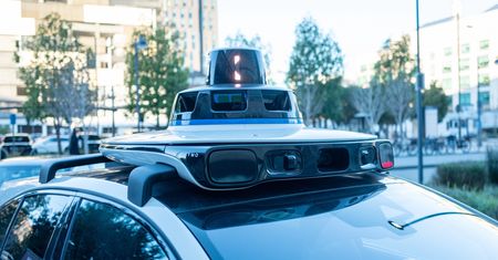 SafeDrive ma poprawić bezpieczeństwo samochodów. Nowy model AI