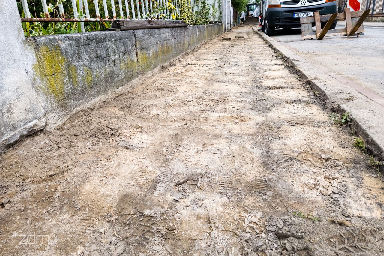 Poznań: Zniszczony chodnik znika z ul. Grodziskiej, ale prace potrwają kilka miesięcy