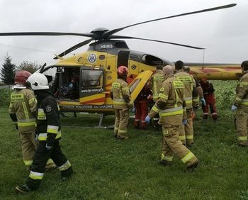 Wypadek w Krysiakach. 34-latek przygnieciony przez zgrabiarkę rolniczą