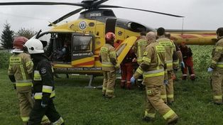 Wypadek w Krysiakach. 34-latek przygnieciony przez zgrabiarkę rolniczą