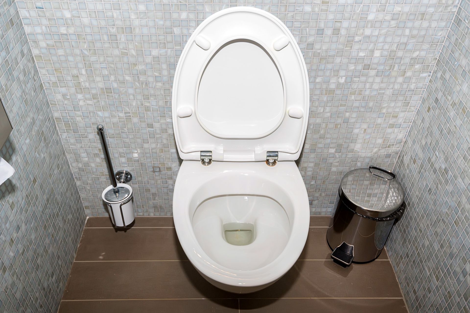 Płyn do naczyń w pojemniku na szczotkę WC spowalnia osadzanie kamienia